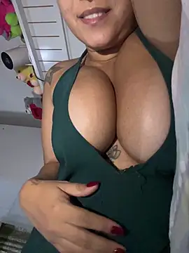 Snapshot of ElizaBetholih chatting on 03-08-25, 04:34 ElizaBetholih online show from 03-08-25, 04:34