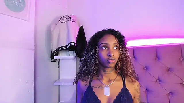 Snapshot of Triipsy chatting on 03-15-25, 10:55 Triipsy online show from 03-15-25, 10:55