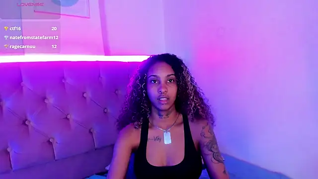 Snapshot of Triipsy chatting on 02-09-25, 01:33 Triipsy online show from 02-09-25, 01:33