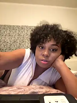 Snapshot of camiliaskye chatting on 10-10-25, 03:29 camiliaskye online show from 10-10-25, 03:29