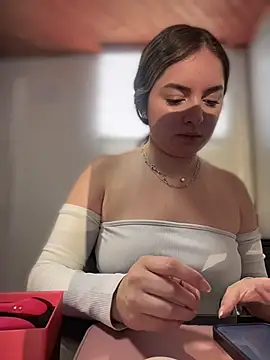 imlindapink online show from 12-01-25, 03:35