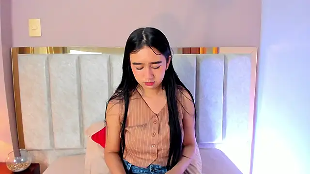 LaraGoldd online show from 10-31-25, 04:47