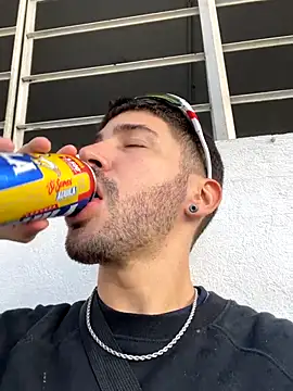 Guyinthemountain online show from 10-04-25, 08:21