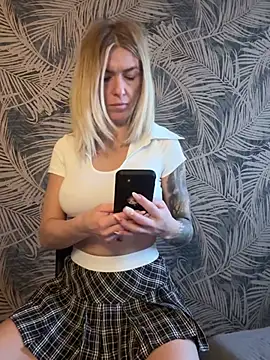 Snapshot of BlueEyesCarole chatting on 02-04-25, 09:17 BlueEyesCarole online show from 02-04-25, 09:17