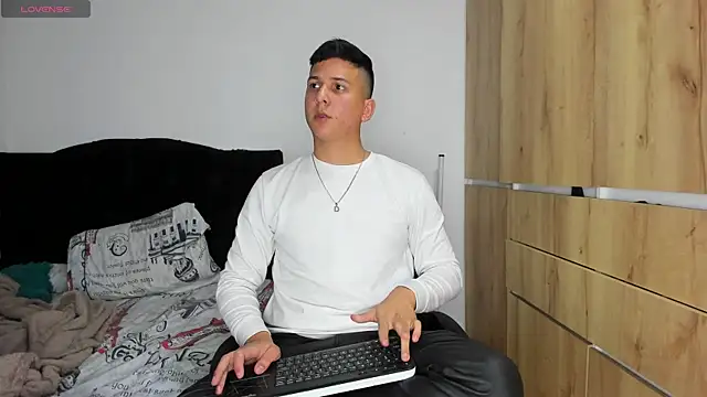 ANDREZALVAREZ online show from 12-14-25, 05:24