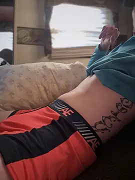 Snapshot of devinshd chatting on 10-31-25, 09:43 devinshd online show from 10-31-25, 09:43