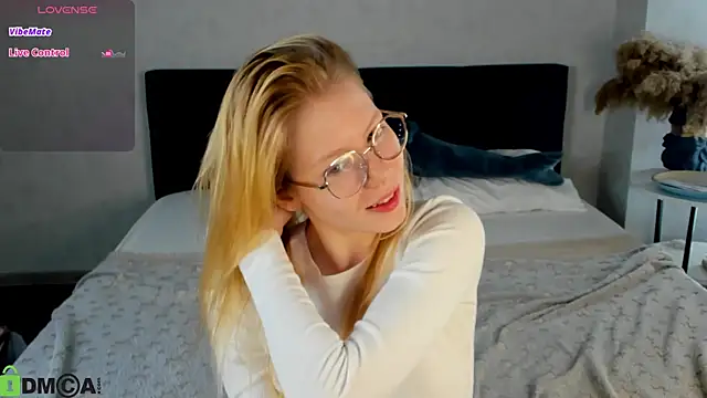 Esme Runn online show from 05-13-26, 03:13