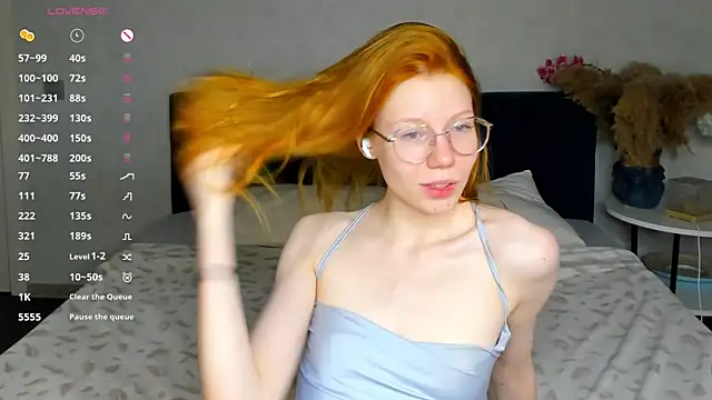 Snapshot of Esme_Runn chatting on 10-22-25, 03:28 Esme Runn online show from 10-22-25, 03:28