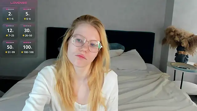 Esme Runn online show from 04-10-26, 03:35