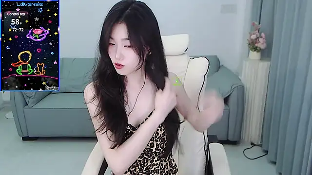 Snapshot of YiJin-a chatting on 02-23-25, 02:25 YiJin-a online show from 02-23-25, 02:25