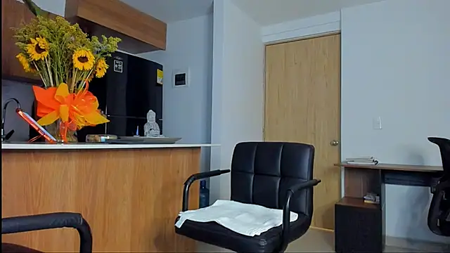 mia world  online show from 04-16-26, 12:44