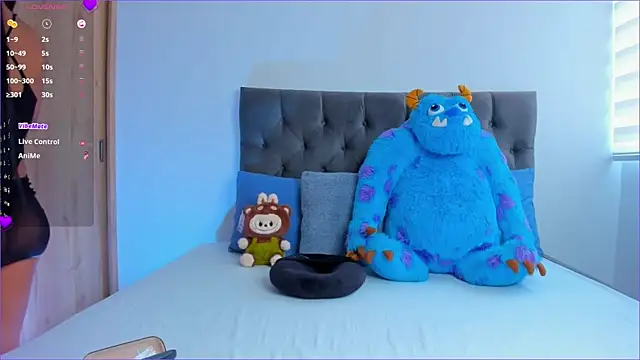 mia world  online show from 09-30-25, 04:35