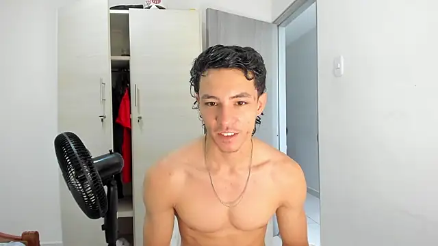 Snapshot of enzo_sloran chatting on 05-26-26, 03:21 enzo sloran online show from 05-26-26, 03:21