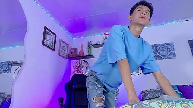 Noah tyler  online show from 10-21-25, 08:08