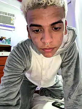 Snapshot of Leo_bunny_hot chatting on 10-15-25, 06:27 Leo bunny hot online show from 10-15-25, 06:27