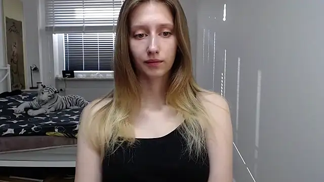 Snapshot of LUNA_delight chatting on 09-10-25, 05:28 LUNA delight online show from 09-10-25, 05:28