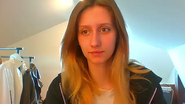 Snapshot of LUNA_delight chatting on 03-19-25, 02:35 LUNA delight online show from 03-19-25, 02:35