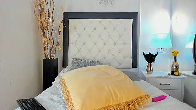 GaleHodge online show from 11-29-25, 01:11