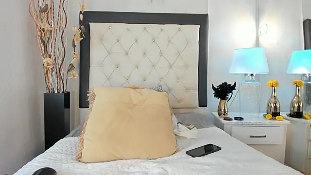 GaleHodge online show from 12-17-25, 04:28