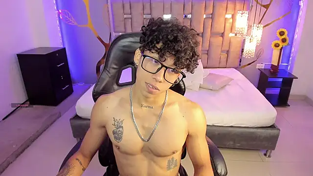 Snapshot of AkazaBoy_ chatting on 03-02-25, 04:39 AkazaBoy  online show from 03-02-25, 04:39