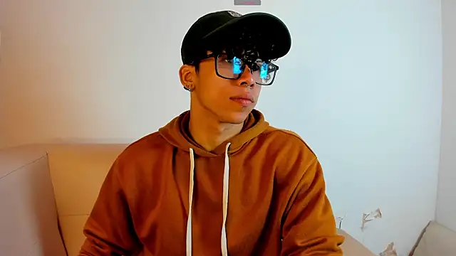 AkazaBoy  online show from 04-12-26, 05:44