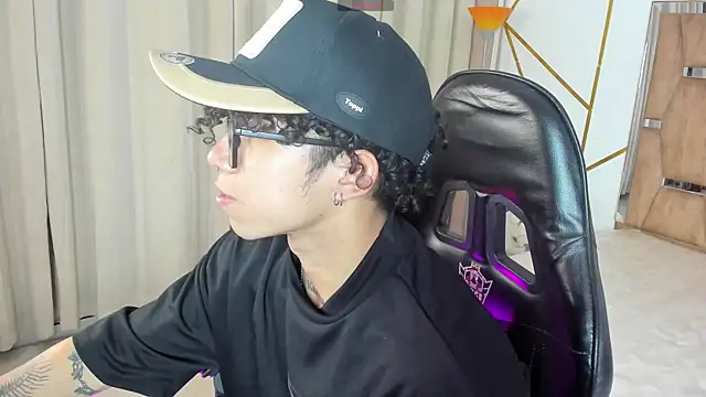AkazaBoy  online show from 05-06-26, 05:33
