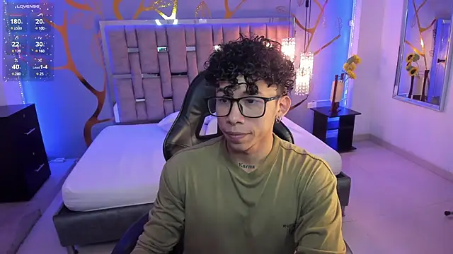 Snapshot of AkazaBoy_ chatting on 02-28-25, 05:04 AkazaBoy  online show from 02-28-25, 05:04