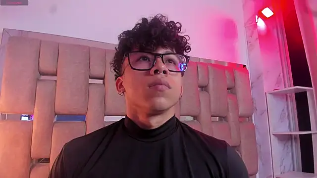 AkazaBoy  online show from 11-04-25, 05:44