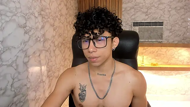 Snapshot of AkazaBoy_ chatting on 03-12-25, 08:20 AkazaBoy  online show from 03-12-25, 08:20