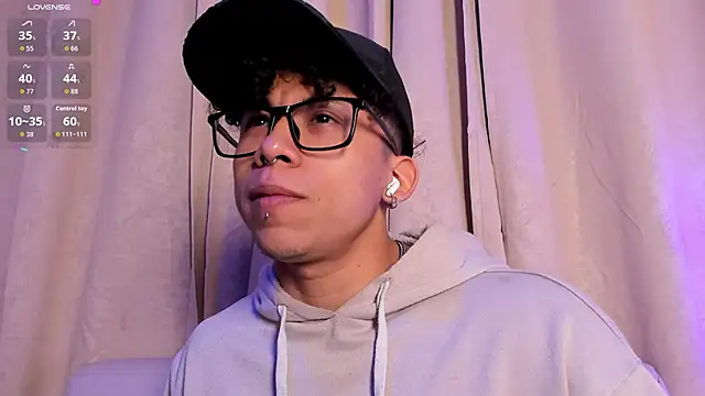 AkazaBoy  online show from 03-18-26, 04:59