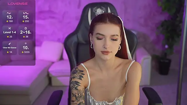 Magnetic Mia  online show from 10-28-25, 12:33