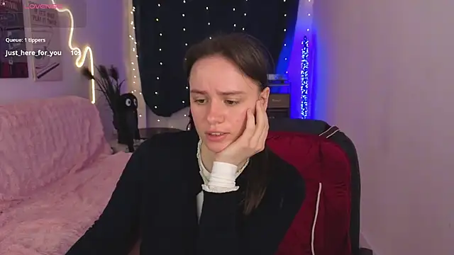 Snapshot of Emillias chatting on 02-11-26, 02:06 Emillias online show from 02-11-26, 02:06