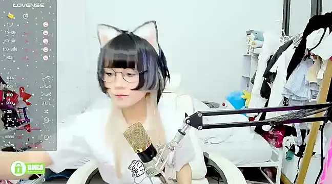 Snapshot of RassieRaph chatting on 03-10-25, 04:03 RassieRaph online show from 03-10-25, 04:03