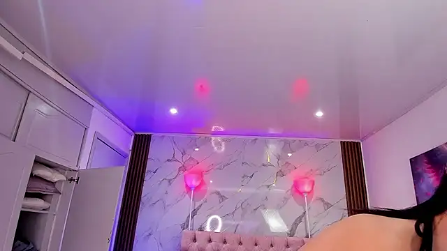 AuroraDiaz online show from 12-17-25, 07:52