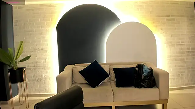 Snapshot of TaraLawrence chatting on 11-25-25, 03:51 TaraLawrence online show from 11-25-25, 03:51