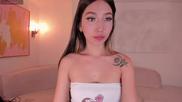 Snapshot of TaraLawrence chatting on 11-11-25, 02:39 TaraLawrence online show from 11-11-25, 02:39