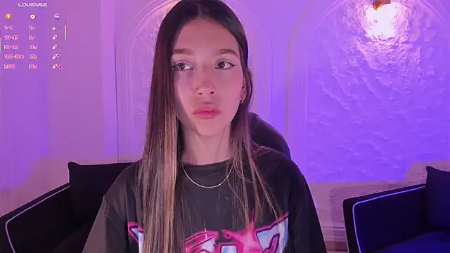 Snapshot of TaraLawrence chatting on 12-21-25, 04:03 TaraLawrence online show from 12-21-25, 04:03