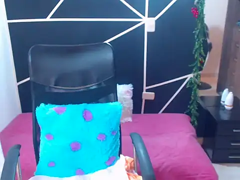 Snapshot of LUCY_LI chatting on 03-10-25, 06:34 LUCY LI online show from 03-10-25, 06:34