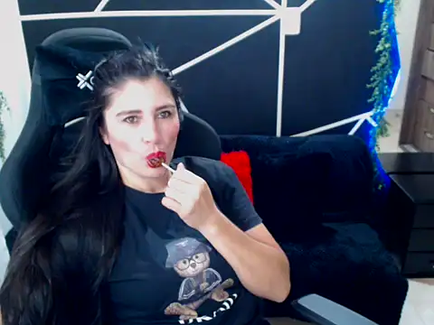 LUCY LI online show from 11-18-25, 06:00