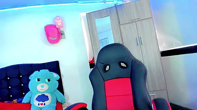 Hellen moons   online show from 10-27-25, 07:15