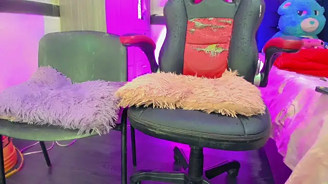 Hellen moons   online show from 04-07-26, 07:04