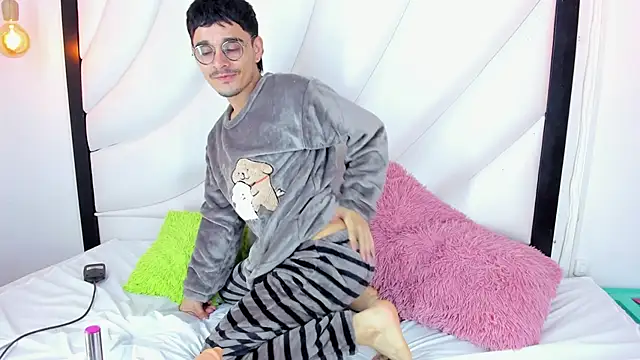 Snapshot of Hugo_Coopers chatting on 02-14-25, 04:04 Hugo Coopers online show from 02-14-25, 04:04