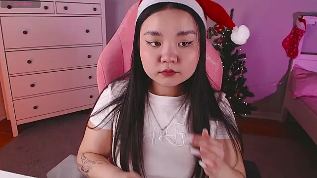 Suzy Baee online show from 12-18-24, 12:29