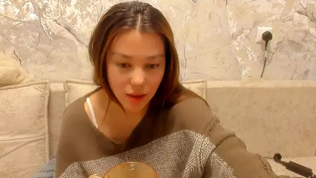Snapshot of LunaXmii chatting on 04-19-26, 12:00 LunaXmii online show from 04-19-26, 12:00