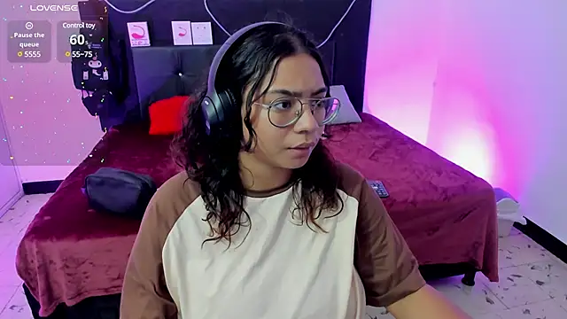 Snapshot of im_angels77 chatting on 02-21-25, 01:44 im angels77 online show from 02-21-25, 01:44