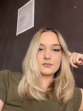 Snapshot of Alisa_Rise chatting on 10-11-25, 02:40 Alisa Rise online show from 10-11-25, 02:40