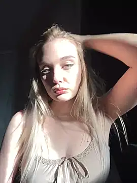 Snapshot of Alisa_Rise chatting on 01-25-25, 06:45 Alisa Rise online show from 01-25-25, 06:45