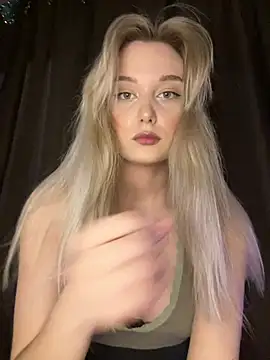 Snapshot of Alisa_Rise chatting on 12-21-24, 04:03 Alisa Rise online show from 12-21-24, 04:03