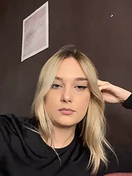 Snapshot of Alisa_Rise chatting on 10-10-25, 03:35 Alisa Rise online show from 10-10-25, 03:35