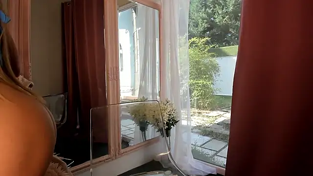 Mia  Milan online show from 10-17-25, 07:55